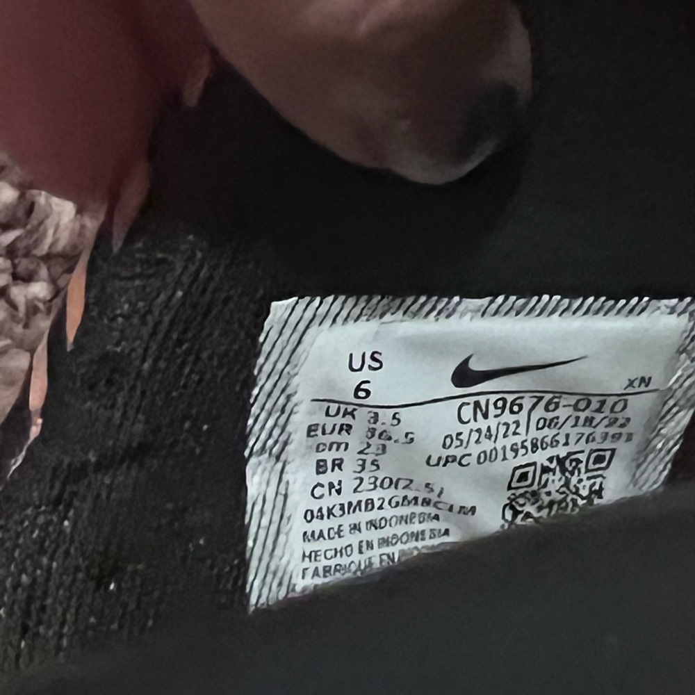 Like new Nike slides - Picture 2 of 3